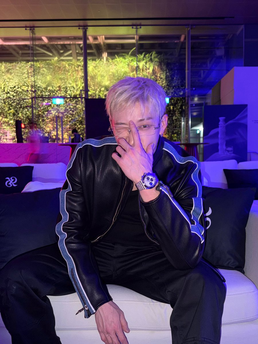 spearhyunnie2's tweet photo. chan instagram update: "thank you breitling for the amazing experience! i will not forget it!!! and thank you singapore!!! BE BACK SOON!!!!!" 

#BangChanxBreitling
#BangChanxAstonMartinF1 https://t.co/vppeinCwXd