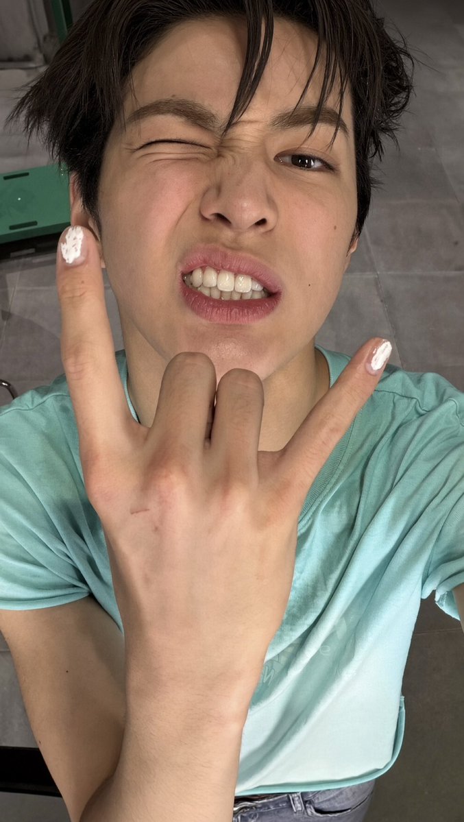 tetecoidezinha's tweet photo. THANK GOD THESE SELCAS AREN’T PHOTOCARDS https://t.co/JwoWQdk68G