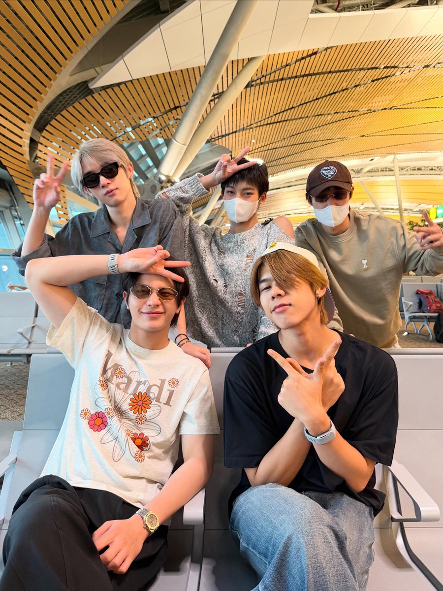 HongofficialTH's tweet photo. 🍦IG — nookvip Posted
🗓 11 / 10 / 26
 
3 weeks, 3 trips. 😎💖✨ หลากหลายเรื่องราว แต่ก็จบลงด้วยดีทุกทริ (แต่..ทริปที่กระเป๋าเดินทางไปได้ไปด้วย ครังแรกในชีวิต ขอจดจำไว้ให้นานเท่านาน ประสบการณ์นีจะไม่ลืม ถึงจะอยากลืมแต่ขอจำหน่อยนะจ๊ะ

🔗 — https://t.co/fQ4PRSRbVl

➖
#hongshihoshi 
#LYKN