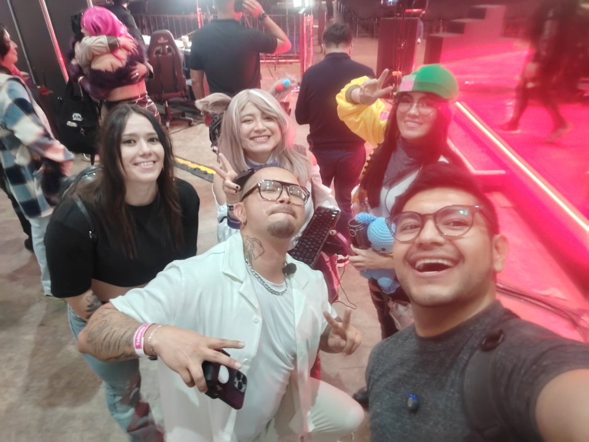 ElCoriTv's tweet photo. Tuve mi primera vez jugando un #showmatch arriba del escenario y me encantó! Conocí más personitas cools y me cayeron muy bien, los TQM!
Claro que volvería a hacerlo incluso con más juegos 🫰🏽 siiiiuuuu!
#LiverpoolGamingFest https://t.co/PvrzUhECxV