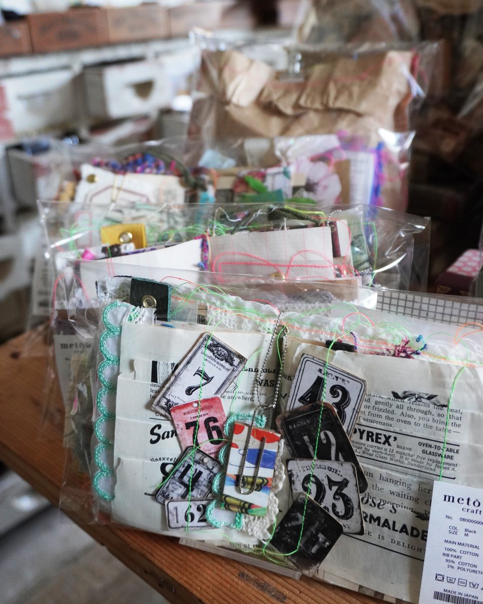 thanks_things's tweet photo. インスタライブではご紹介できなかった作品も届いております！

まだまだ素敵な作品がたくさんございますので、ぜひ店頭で実際にご覧くださいね♪

皆さまのお越しをお待ちしております

✂--------------ｷﾘﾄﾗﾅｲﾃﾞ----------------

【第3回 JCJ（ジャンクジャーナルクラブジャパン）mini】

日程：10/10（土）～11/8（日）
時間：12:00～19:00
休み：月・火
場所：THINGS ’N’ THANKS 店舗 （住所はプロフィールからご確認ください）

【① ジャンクジャーナル展示販売会】
今回は25作家様による、ジャンクジャーナルやコラージュ作品の販売・展示を行います。

【② 交換会】
来店のお客様にご参加いただける、恒例の交換会です♪

❶参加をご希望の方は、400円以上500円以内で、かつ全体の半分以上が古い紙となるように「交換品」をご用意いただき、ラッピングしてご来店ください。
➋ ご持参いただいた「交換品」を店員にお渡しください
❸ 交換棚にある「交換品」の中から1つお選びいただけます

※お一人様1回・1点までとさせていただきます
※交換便を匿名にするか、アカウント名を記載するかは自由です
※SNS等で公開を希望されない場合は、匿名でのご参加をお願いいたします

【③ ワークショップ】
10/31（土）にワークショップを開催いたします✨
詳細は別の投稿でご確認ください

【④ スペシャル企画✨ ✨ ✨ 】
イベントでも大人気の matka さん✨いつもかわいい雑貨や紙モノを販売しているmatkaさんですが、今回はJCJ miniに合わせて、ジャンクジャーナルに使
いたくなるような紙素材を中心に、特別なラインナップをご用意いただきます❤
どんな紙ものが並ぶのか、ぜひ楽しみにしていてください❤

✂--------------ｷﾘﾄﾗﾅｲﾃﾞ----------------

長くなりましたが、皆さまのご参加・ご来店を心よりお待ちしております✨

#ジャンクジャーナル #コラージュ #ヴィンテージペーパー #紙モノ #紙好き