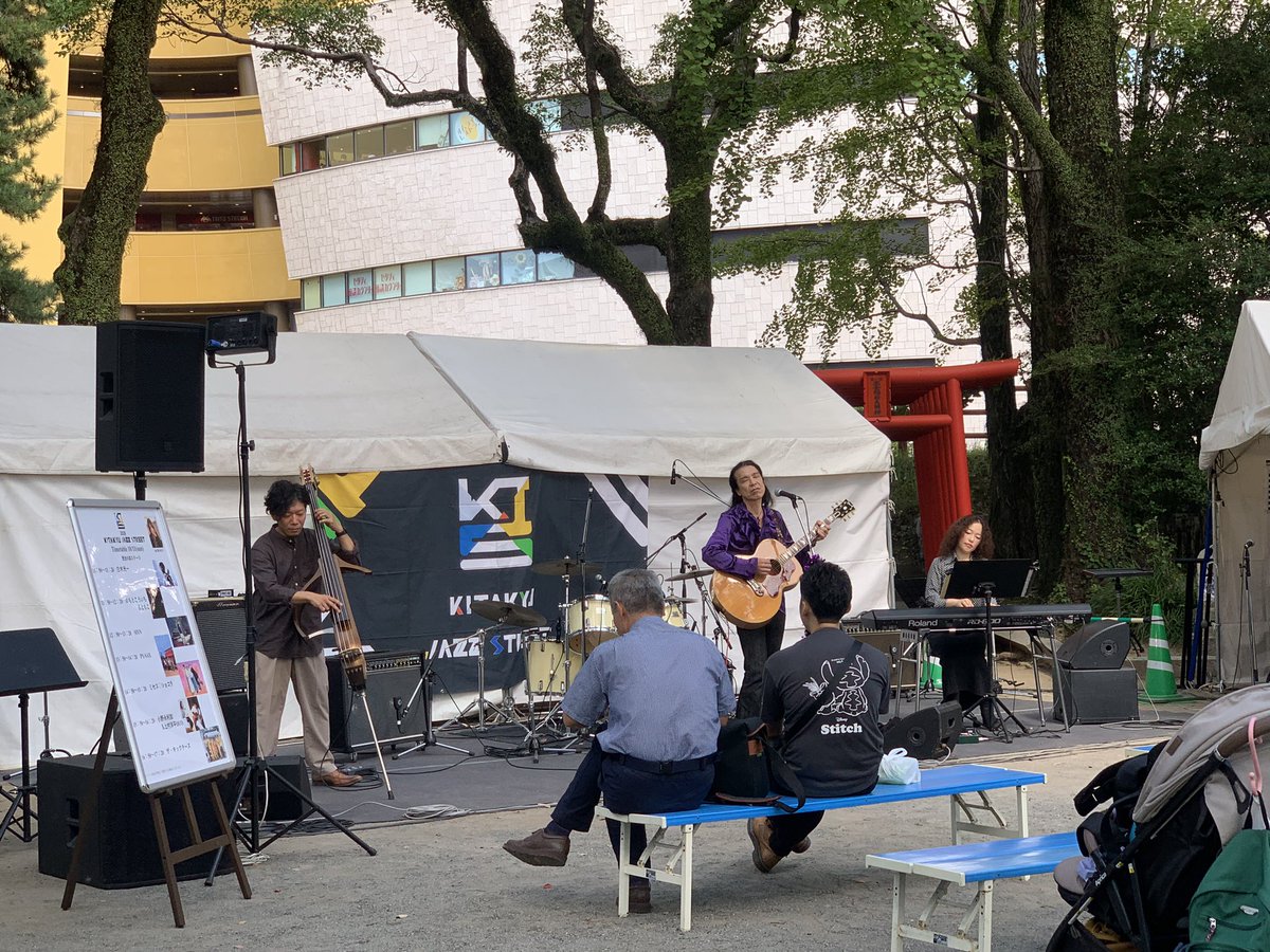 crossfm787's tweet photo. ＼KITAKYU JAZZ STREET 2026 ／
その日、街は音楽に包まれる

歴史の森ステージ

のもとこういち&amp;ともこ
withげんちゃん

ドラマティックな演奏と歌声が
歴史の森の空間を包み込んでいます🎵

@KitakyuJazz 
#北九ジャズ　#kitakyujazz https://t.co/6IKSgykmfP https://t.co/gFKVxU0URn