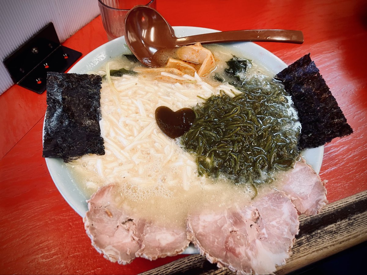 Cayce_MirrorriM's tweet photo. ラーメンに山芋とかめかぶ乗ってるの初めて見た健康（な気がする）ラーメン https://t.co/CcfUYdA8Yx