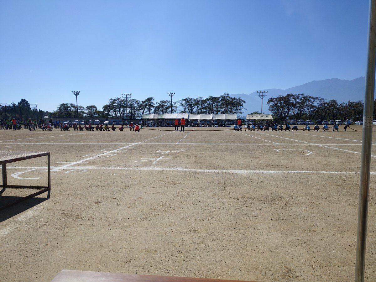 Tosihikouchida's tweet photo. 第１９回北杜市スポーツ協会須玉支部体育祭に参加しました
アイアイ傘でナイスキャッチと民謡に参加し、楽しいひと時でした
スポーツは、見る人応援する人一体となってコミニケーションが瞬時にはかられます。参加者の皆様役員の皆様お疲れ様でした
ありがとうございました https://t.co/yXaUhzo3LJ