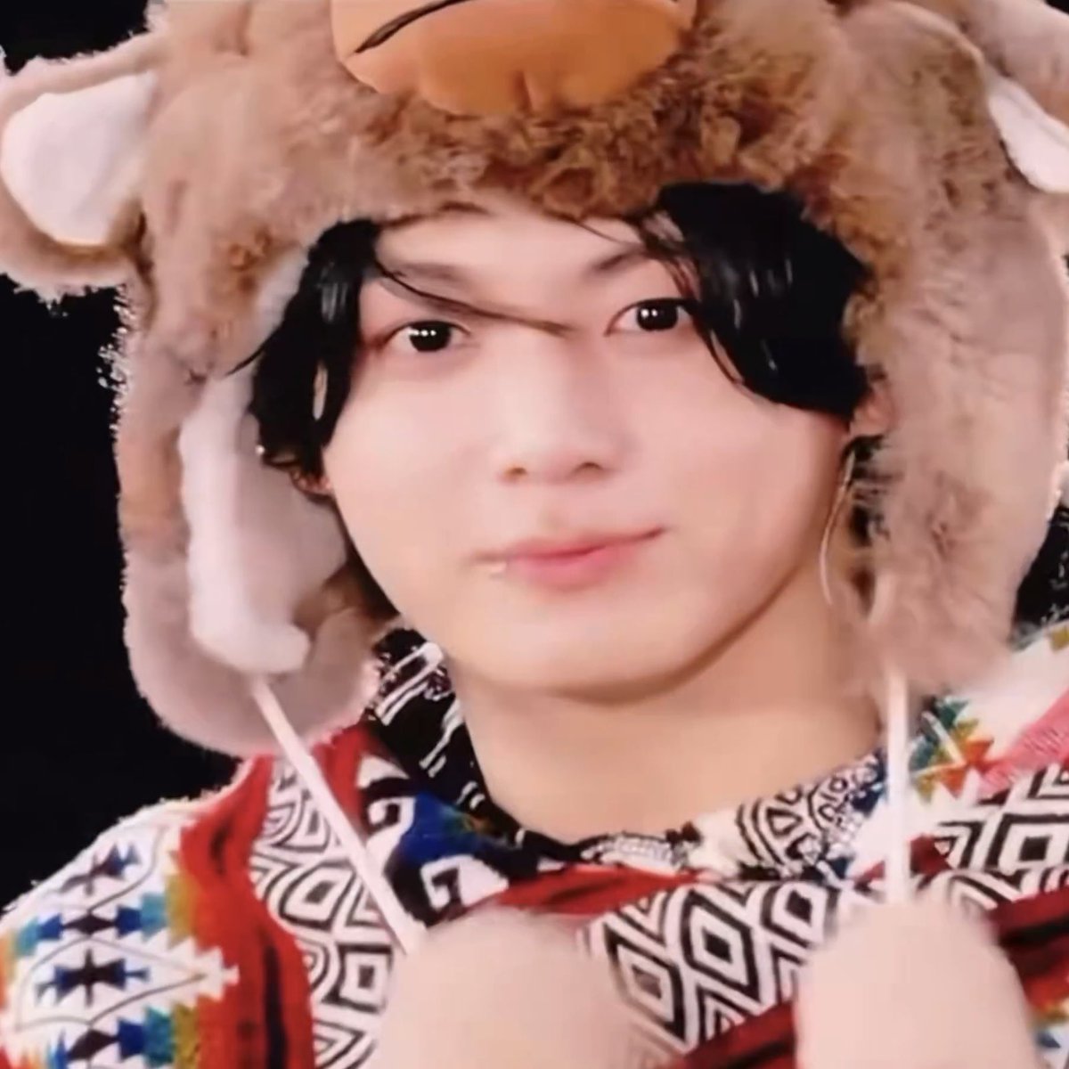 tictactoethecat's tweet photo. น้องจองกุกเมื่อวาน                                                   น้องจองกุกวันนี้

ต่างกันมาก 555555555555 จะหล่อเซ็กซี่ก็ได้ แต่ถ้าใส่อะไรน่ารักก็ยิ่งดูน่ารักมากขึ้นไปอีก น้องจองกุกทำได้ไง https://t.co/jtNHyk7eYH