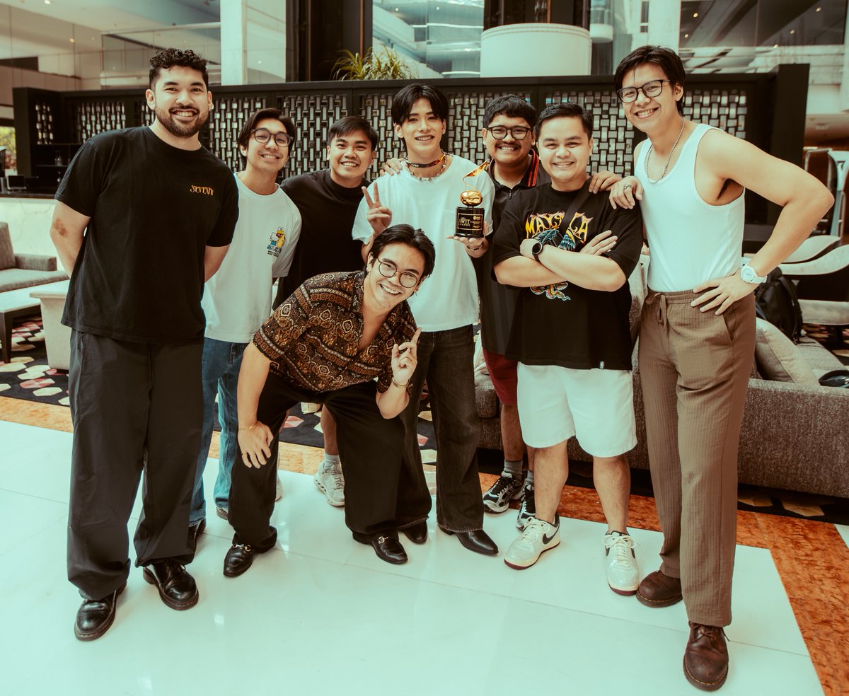 lolaamourmusic's tweet photo. Reunited with our Pare, Kokoro, and brought him a special gift 🏆 We’ll see you at the F1 GP today at 4:30PM! #VisitSingapore #SingaporeGP #F1 @psyfe_official https://t.co/aOCBjYxDjV
