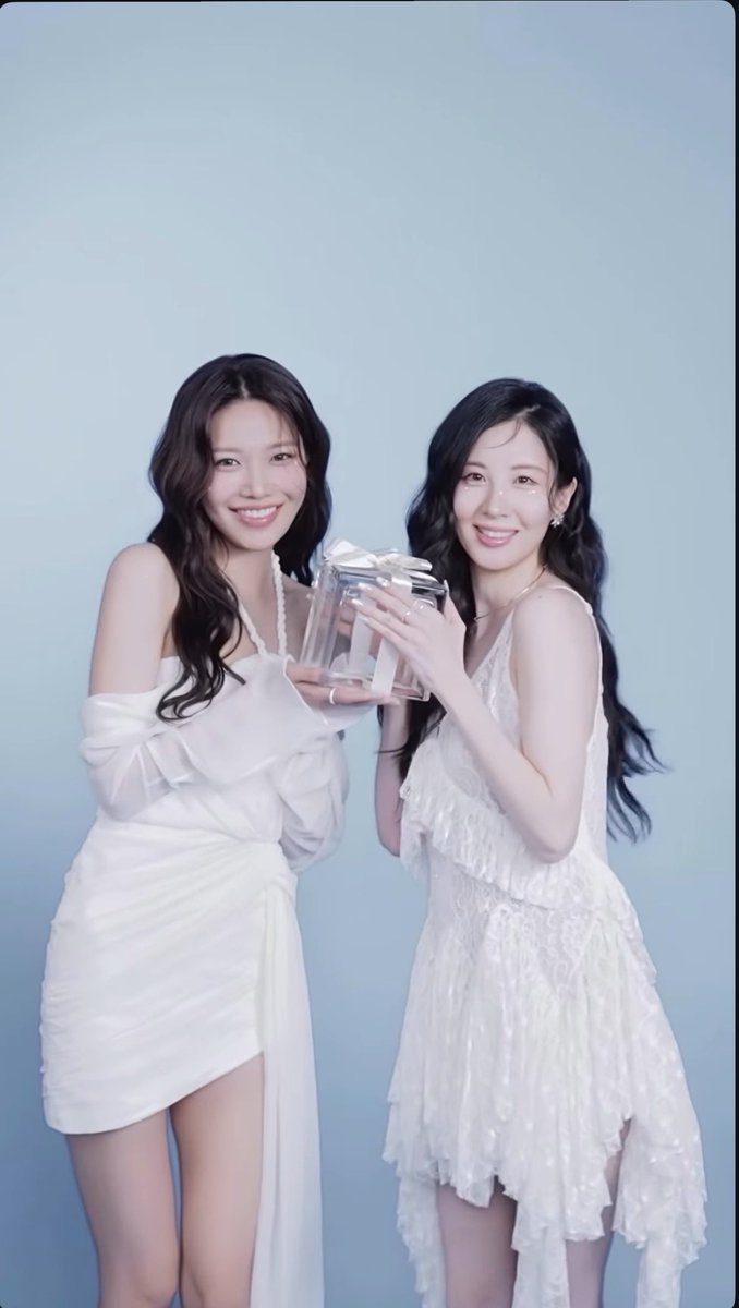 SoshiSpotify's tweet photo. Girls’ Generation looking fabulous for their 2027 Season’s Greetings. ❄️ https://t.co/ZXJUkLFy8X