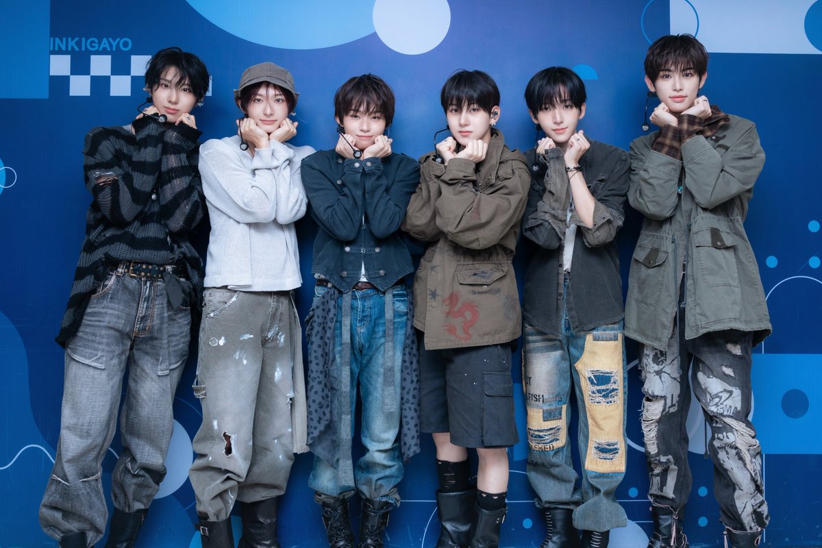 kpop_sbs's tweet photo. [👔] 261011 #착장인가

잠시 후 오후 3시 25분!
#인기가요 에서 만나요❤

#인기가요 #킥플립 #미완성 #Puzzle_Piece @kickflip_jype https://t.co/C2FWWhvH8F