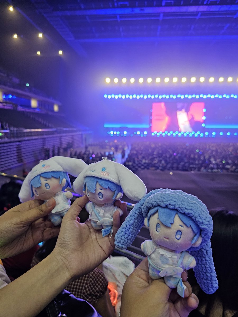 Nakkjan's tweet photo. คอนมะวานสนุกมากกกก ใดๆเลย มาขอบคุณคุณแก้มนะคะ😭💙 @Gampanchanok ที่คอยนั่งเม้าจอยด้วยกันตลอดคอนนนเลยนะคะ เราสนุกมากกกกกก มีคนหวีดกรี๊ดด้วย ความรวมพลเมนพี่เยจุน โดยมิได้นัดหมายยย5555 สุ่มมานั่งโด้ยกัน! 🥹🫶🏻✨️🤍 

ปล.มีพึลลิชาวต่างชาติท่านนึงด้วยในเฟรมนี้ 😍💙 https://t.co/Jcmr1Mkv4B