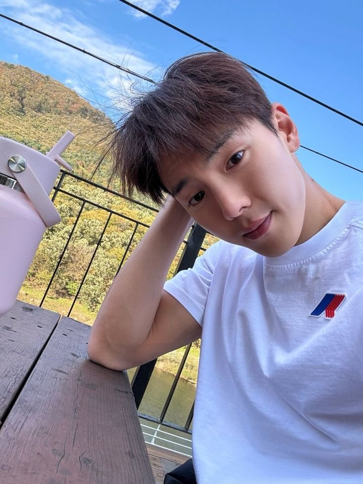 Hyurnwooson's tweet photo. Happy Sunday. https://t.co/Ymz7iOoSTd