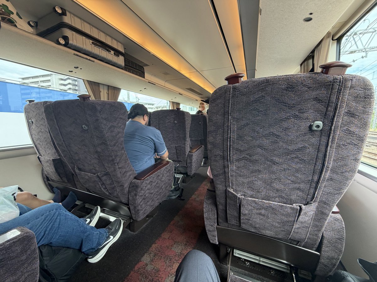 sinkope's tweet photo. サンダーバードはグリーン車が超絶快適だった。なんだよあのシート。ずっと座ってたい。 https://t.co/ajeoXc57rX