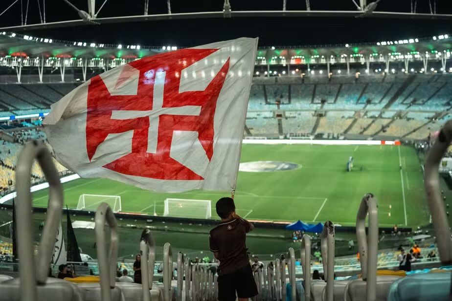 golsdobrasil1's tweet photo. 🚨 AGORA! 

Vasco RECORRE e usa venda de 46 mil ingressos para PRESSIONAR a Justiça pelo Maracanã

O clube cruz-maltino apresentou novo recurso para tentar reverter a suspensão da liminar que liberava o estádio para a semifinal contra o Boca Juniors.

A argumentação destaca o impacto da decisão após a comercialização de 46 mil entradas e a inviabilidade de levar a partida para São Januário ou Nilton Santos, que não comportariam o público já garantido.

🗞️ ESPN
📸 Júlia Santos/Vasco