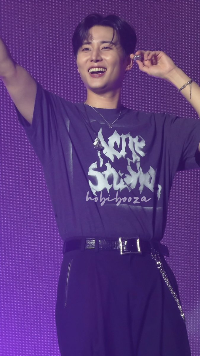 hobibooza's tweet photo. 261010 YOUNGK in BANGKOK
He looks so happy 🤍
#YOUNGESTinBKK #YOUNGK #영케이 #영케이솔콘 #YOUNGESTTOUR https://t.co/Gl9TTTmI5E