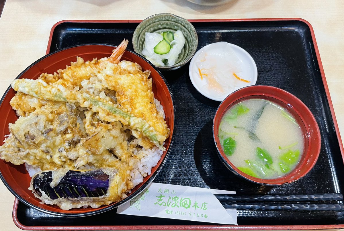 Ennri's tweet photo. 海老と舞茸天の天丼・いか天追加☆ 志波田 本店
浅漬け&amp;甘酢漬け
お味噌汁には、なめこ・豆腐・三つ葉・わかめ
大満足のお昼ごはん！ https://t.co/dzyIfJldEu