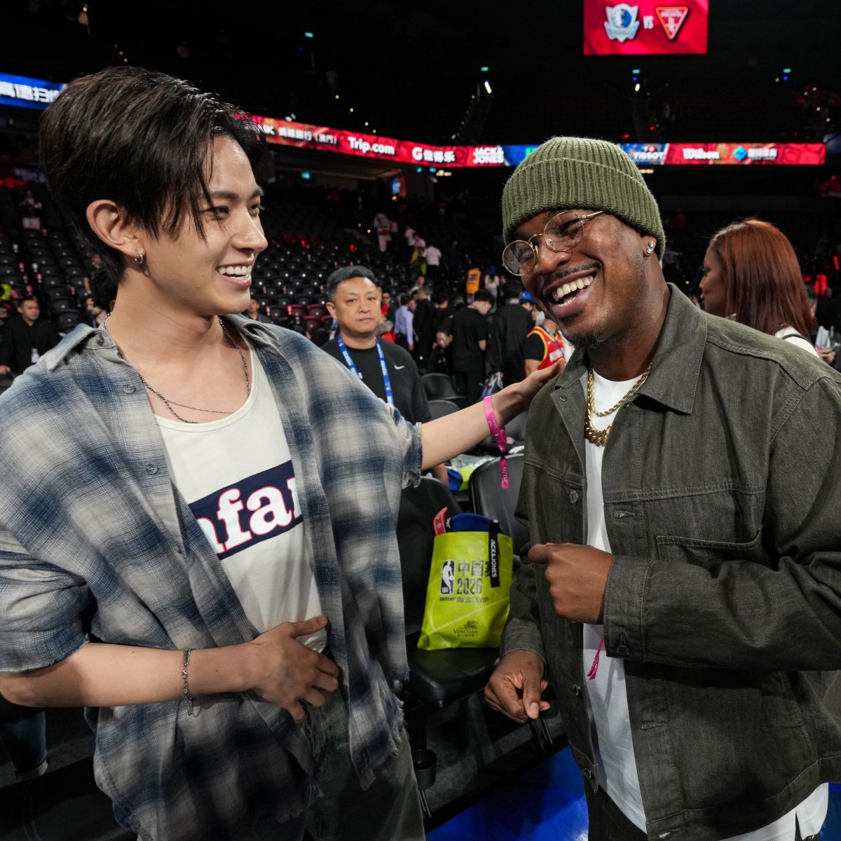 heeseungcokr's tweet photo. LOOK AT HEESEUNG’S SMILING FACE NEXT TO NE-YO, HE LOOKS SO HAPPY OMG 🥺🥺 https://t.co/JrH8MyTS2l