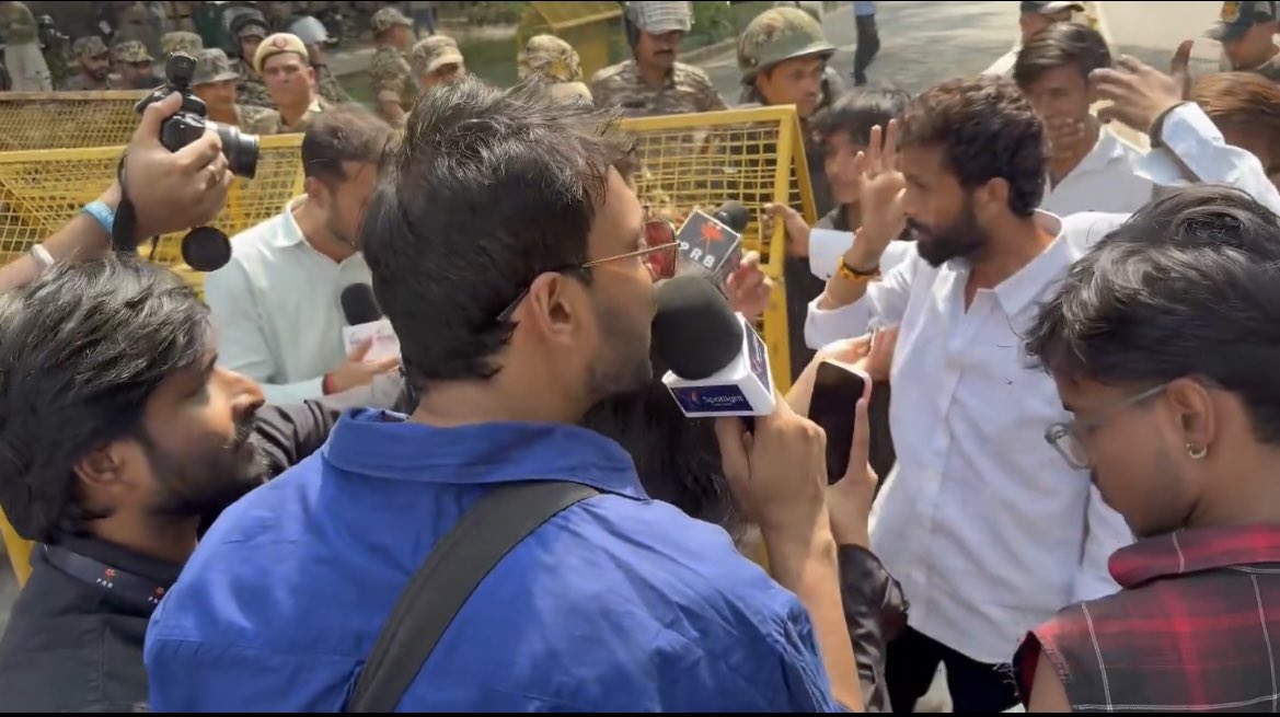 ABRAPOLU's tweet photo. What do you want to do, @AmitShah?
Whom are you fielding?
Whom are you shielding?
Right in front of #SupremeCourt!!!
You yourself ignited again!
With precautions, if #JantarMantar allowed, would have been thousands of detentions?
विनाश काले विपरीत बुद्धिः
बतादो मोरे रामा, बतादो! https://t.co/TDiwsFibvu
