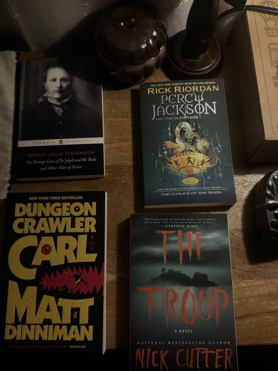 goldwingpisces's tweet photo. my lil book haul !! i got like 3/4 at a discounted price im so heppy https://t.co/XAScOsiBJw