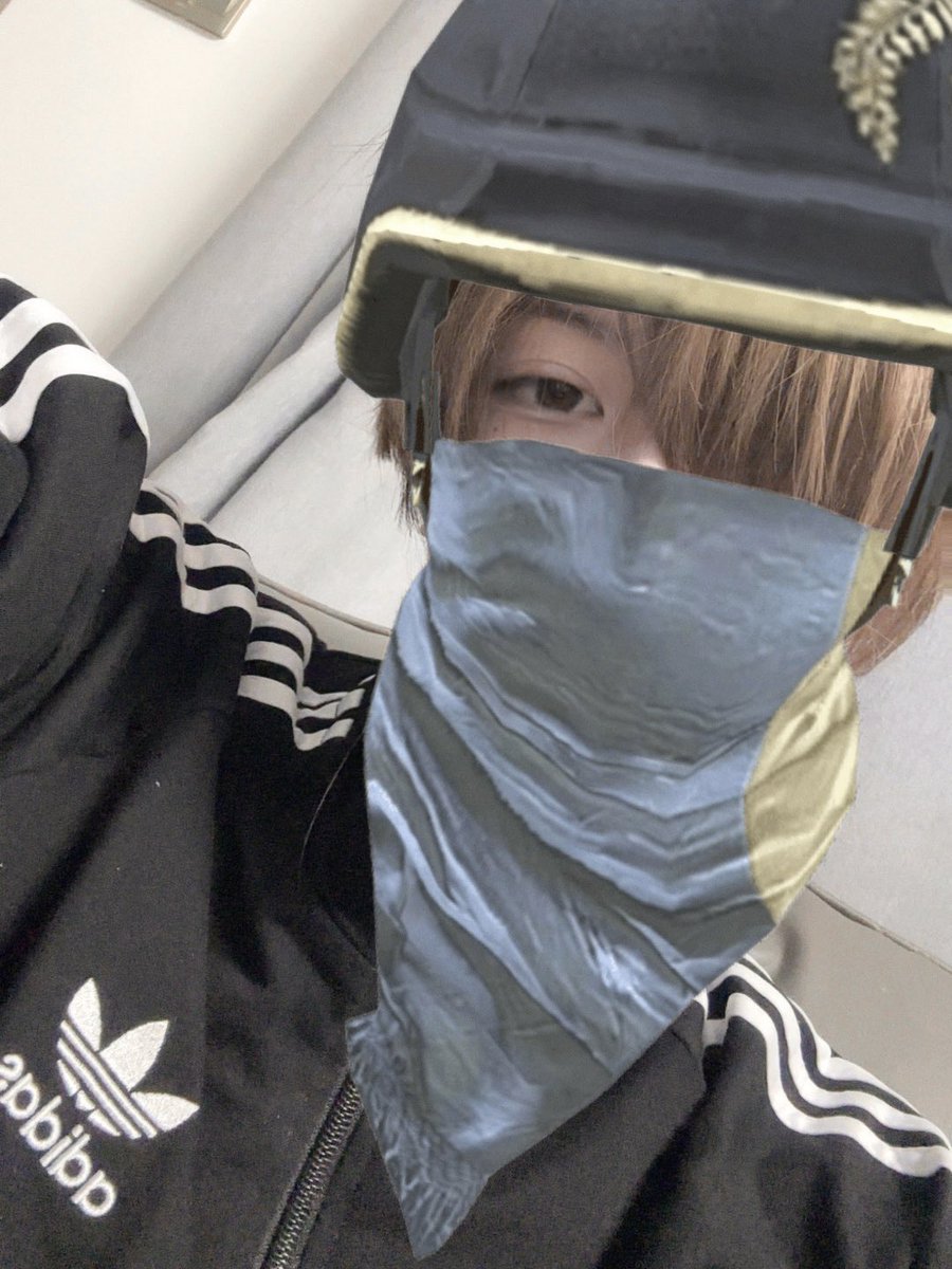 070927gao's tweet photo. 我比较注意安全，在家也要戴头盔 https://t.co/lUNxc3u9Zw