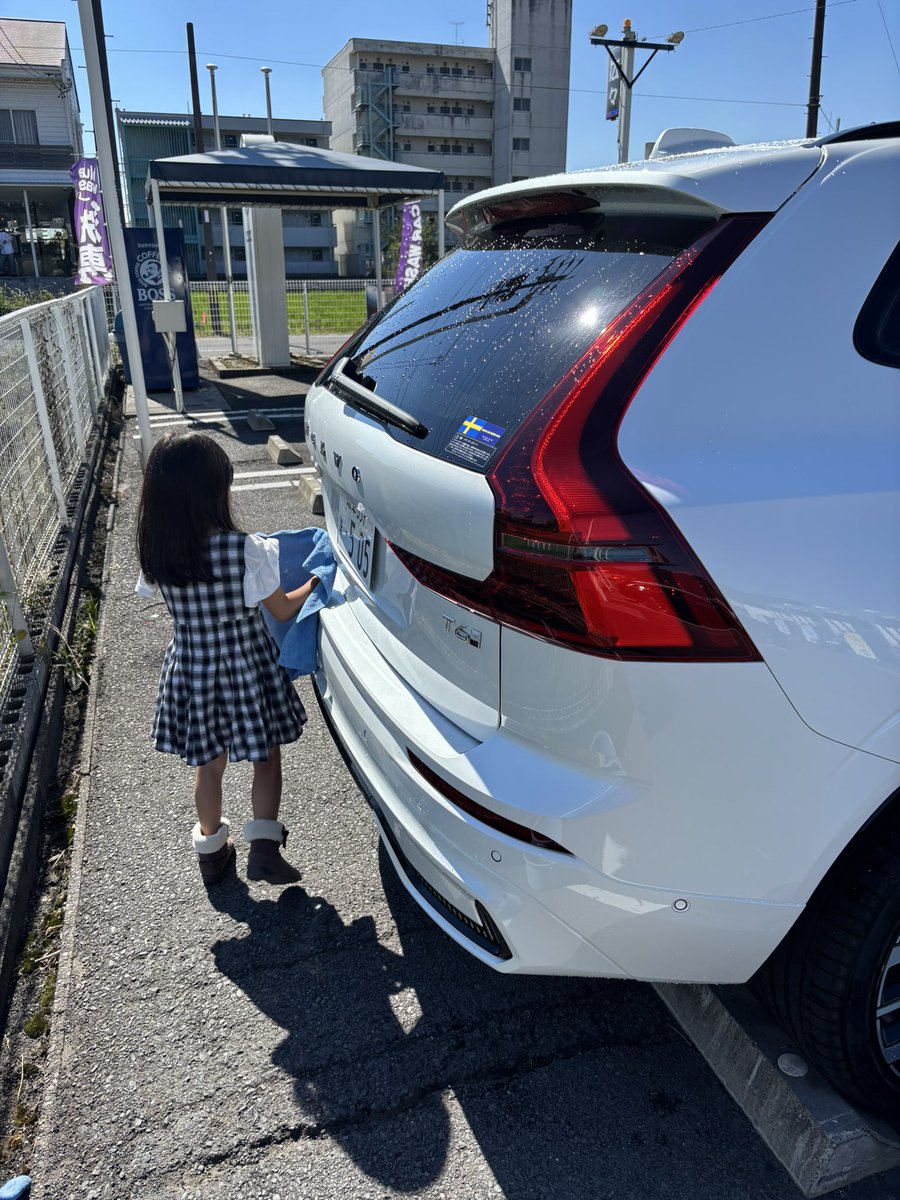Yuto_XC60's tweet photo. 超久しぶりの手洗い洗車！娘たちがふきあげしてくれる😙（なお5分くらいで車内にもどっていきます）
#ボルボ
#XC60 https://t.co/UXC9hICQfv