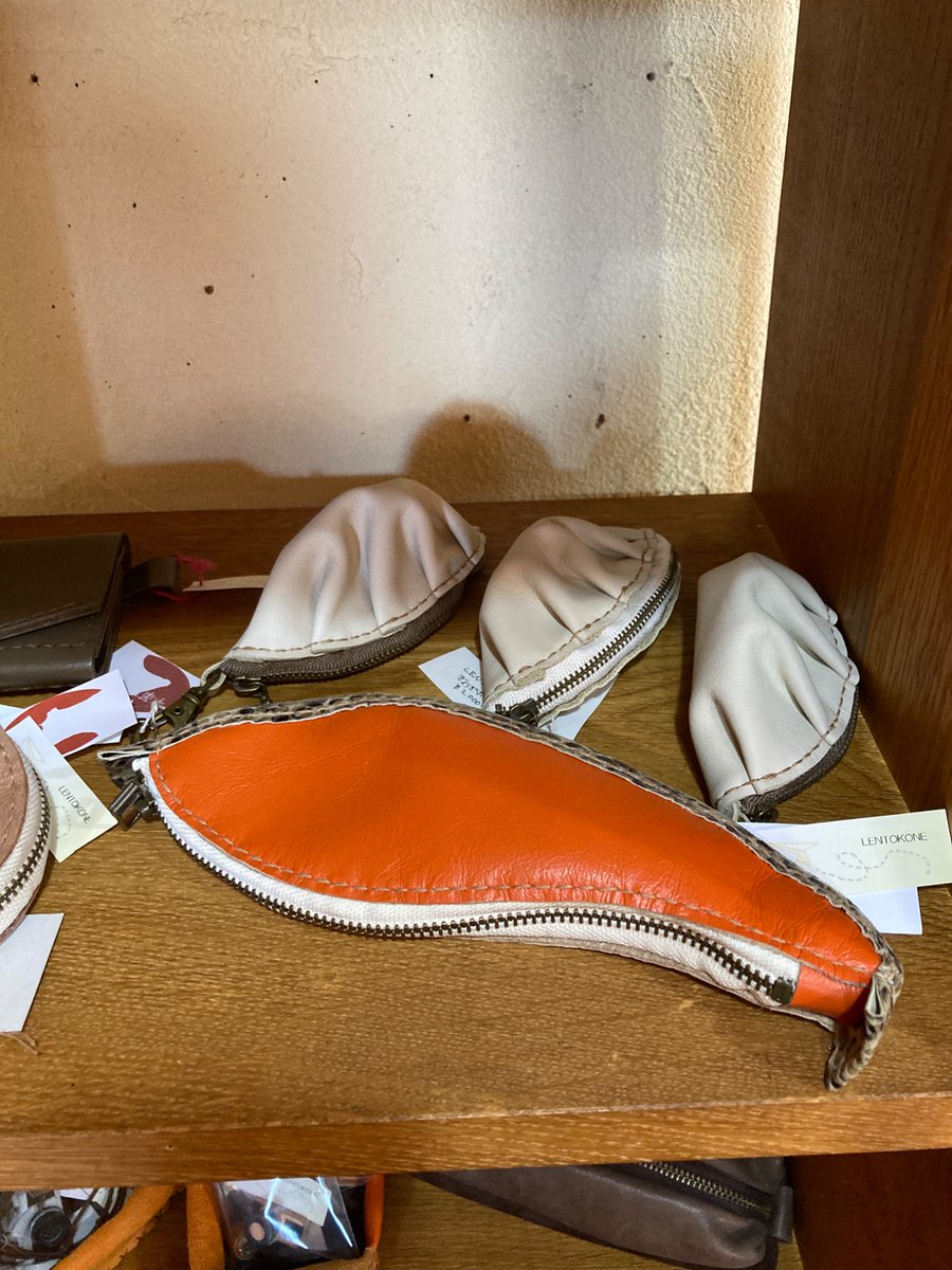 e1_gallery's tweet photo. GONINTEN 五人展
始まりました〜今日も暖かな中標津です♪佐藤陽子さんの革小物(餃子ポーチと鮭の切り身ペンケース)
冨田美穂さんの水性木版画です。 https://t.co/Z1W7XfQax0