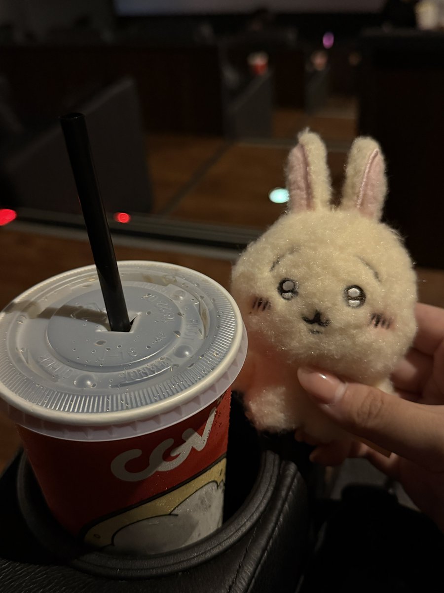 nyon66_'s tweet photo. 야구 회피하려고 영화보러 왔는데
여기까지 따라온 에나밸 뭐지 https://t.co/YqstApiU62