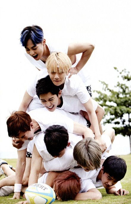 dilfyeol's tweet photo. exo new seasons greetings remind me of this photobook... oh my exo https://t.co/VBdhxNJTpk