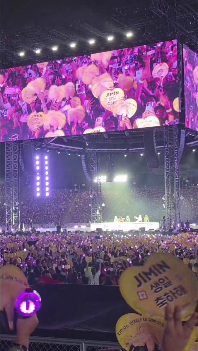 afro_jimin's tweet photo. Watching this live was so beautiful and touching 💛

JIMTOBER IN PERU
JIMIN LIGHTS UP LIMA https://t.co/s4FewC6FaK