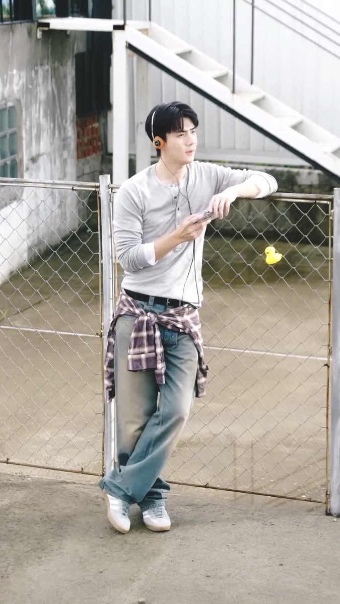 milkteus's tweet photo. HE LOOKS SO GOOD 😩😩 https://t.co/KhXDPcgFej