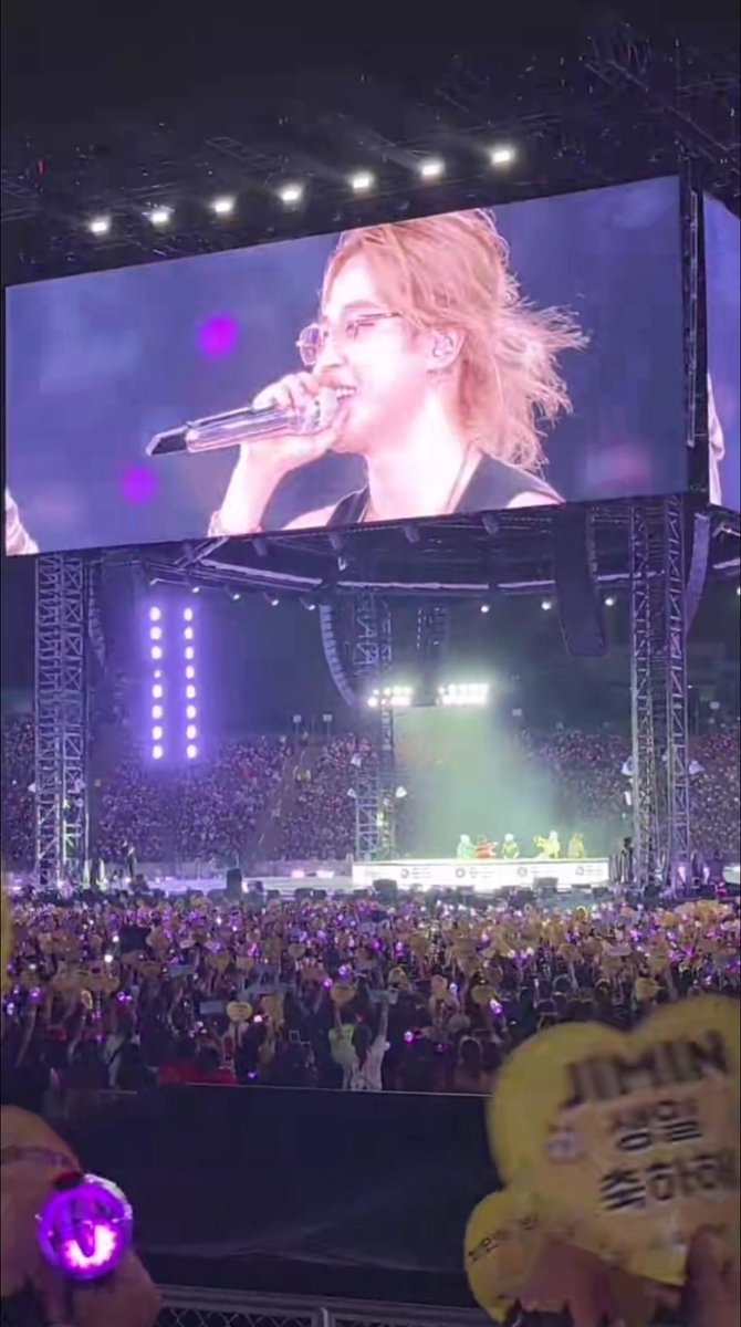 afro_jimin's tweet photo. Watching this live was so beautiful and touching 💛

JIMTOBER IN PERU
JIMIN LIGHTS UP LIMA https://t.co/s4FewC6FaK