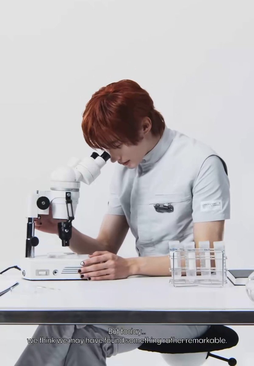 peachxrd's tweet photo. จริตการนั่งไขว่ห้างจับ microscope ของพี่แอนคือหนูให้เลยอ่ะ อยู่ห้องแลปไหนคะ หนูจะเดินส่งตรวจตัวอย่างทุกวันเลย🔬🧑‍🔬🧪 https://t.co/7cLbN0q0qa