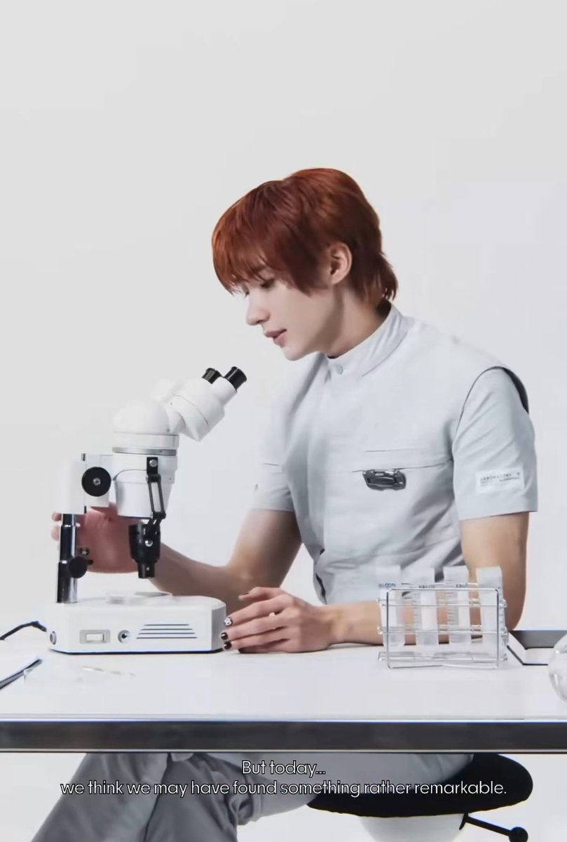 peachxrd's tweet photo. จริตการนั่งไขว่ห้างจับ microscope ของพี่แอนคือหนูให้เลยอ่ะ อยู่ห้องแลปไหนคะ หนูจะเดินส่งตรวจตัวอย่างทุกวันเลย🔬🧑‍🔬🧪 https://t.co/7cLbN0q0qa
