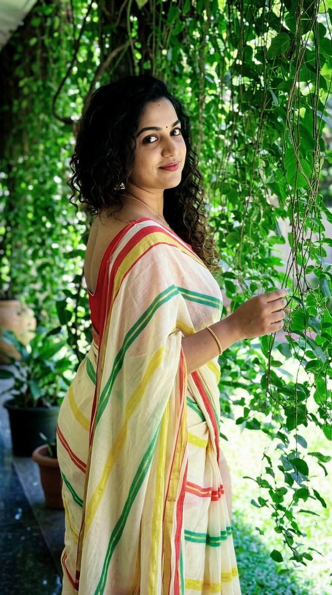 joziyarezi123's tweet photo. Blessed Sunday@Morning all...❣️

To walk again through forgotten paths…
it was memories that reminded me.
  
​Scratched into walls back then,
lies still unfaded today—
memories that never die…❣️

Me@reZiworld #SareeLove #DJStudio #SareeLove #EthnicWear #OOTD #TraditionalVibes #SareeDraping #IndianFashion #BlackAndGold #TropicalAesthetic