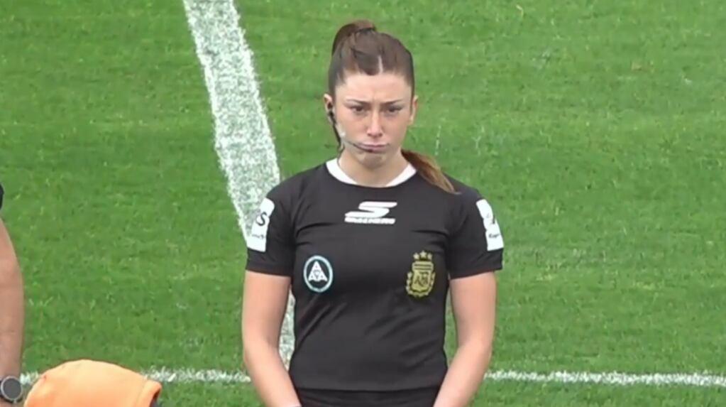 todonoticias's tweet photo. La árbitra Ariadna Palacios hizo historia: se convirtió en la primera mujer en dirigir un partido en la Primera B Metropolitana https://t.co/PDYaKl1HoU https://t.co/7fKJXtb9Oy