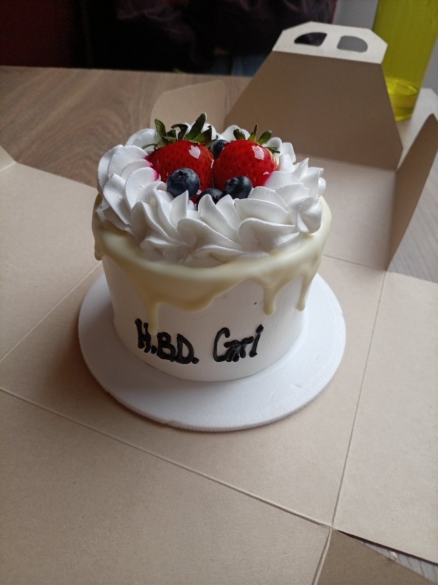 iampendejo's tweet photo. Alguien que estoy conociendo me celebró mi cumpleaños después de pasados 4 meses por que en ese tiempo no nos conocíamos aaaaaa y me hizo muy feliz. ❤️ ❤️ HBD CARL ❤️❤️ https://t.co/WRS6smpvnT
