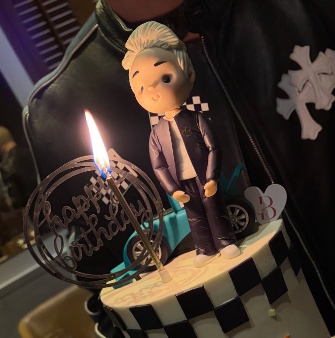 hyunkitte's tweet photo. ai que amor sério o chan ganhou um bolinho de aniversário e o mini bangchan ali de cabelo loiro 😭😭 https://t.co/eqxxaOTkme
