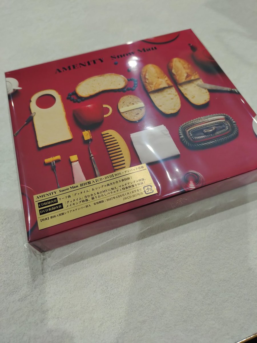 win6mayring's tweet photo. トニセンのワンフー、
とうとう、SnowManの新しいアルバム
#AMENITY を買う。

それスノで坂本さんをあたたかく迎えてくれたし、正直記録は「作ってなんぼ」だと思ってるから。

我が家のCDラックにV6、カミセン、トニセン以外のブツが並ぶの、初めてかも（みゆき様は別の棚）

 #AMENITY
 #SnowMan https://t.co/yujCtJEs3k