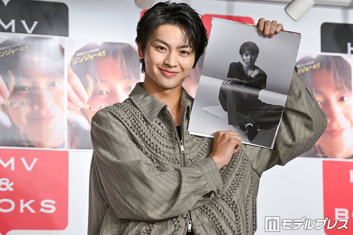 modelpress's tweet photo. ドラマ「修仲」で話題・藤本洸大
人生初の金髪姿は「クズそうだな💭」

初写真集見た父親の反応も明かす
https://t.co/t9i3rZADHL

「昨日、大阪でイベントをやったときに父が控室に来てくれて初めて見てくれました。感想は…そう言えば言われてないですね（笑）。でも、『写真集を出すような男になってしまったのか』みたいなことを言われました。僕と父との間でちょっと距離感を感じたんですかね。ちょっと寂しそうな感じにも聞こえましたけど」

1st写真集「ジンジャーハイ」
発売記念イベント📚️