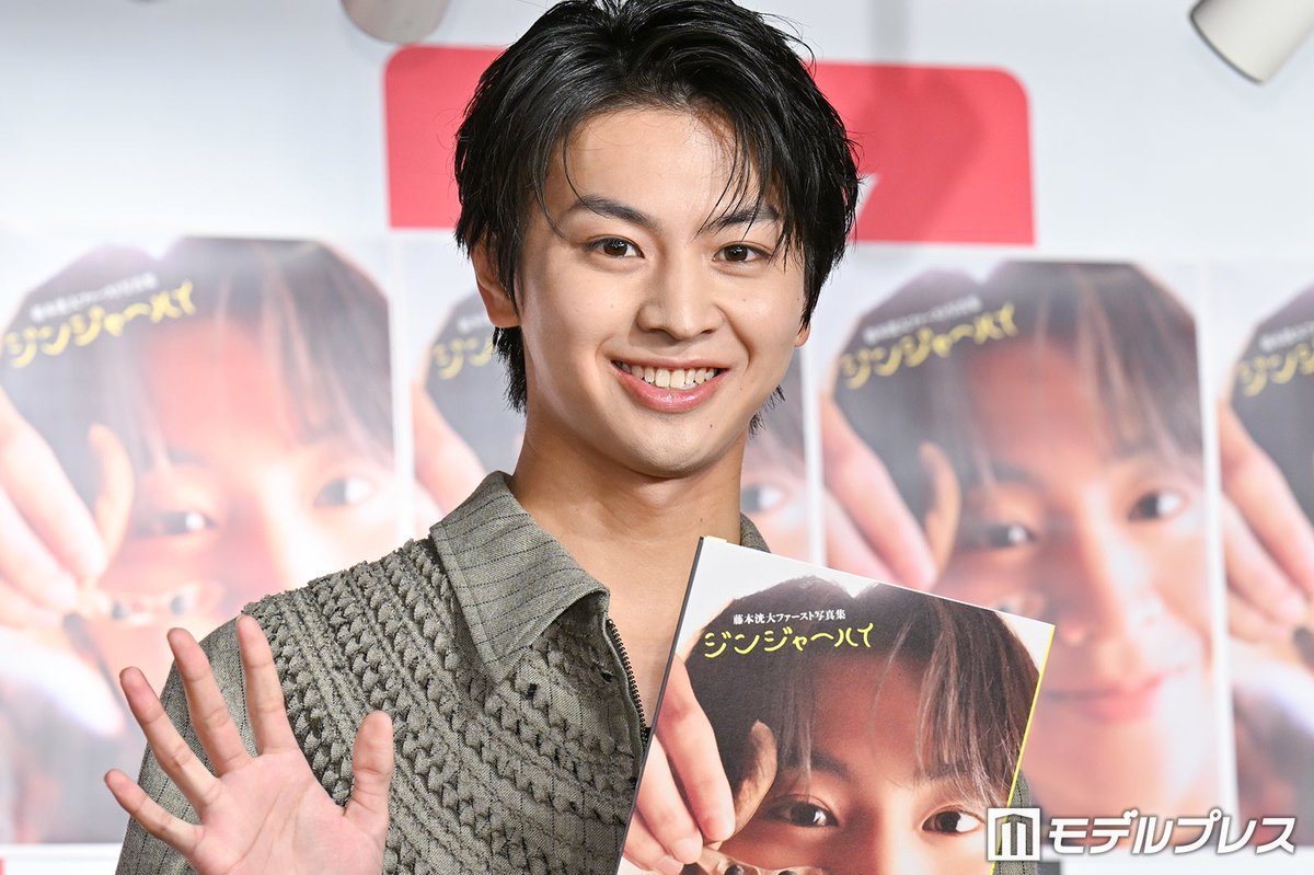 modelpress's tweet photo. ドラマ「修仲」で話題・藤本洸大
人生初の金髪姿は「クズそうだな💭」

初写真集見た父親の反応も明かす
https://t.co/t9i3rZADHL

「昨日、大阪でイベントをやったときに父が控室に来てくれて初めて見てくれました。感想は…そう言えば言われてないですね（笑）。でも、『写真集を出すような男になってしまったのか』みたいなことを言われました。僕と父との間でちょっと距離感を感じたんですかね。ちょっと寂しそうな感じにも聞こえましたけど」

1st写真集「ジンジャーハイ」
発売記念イベント📚️