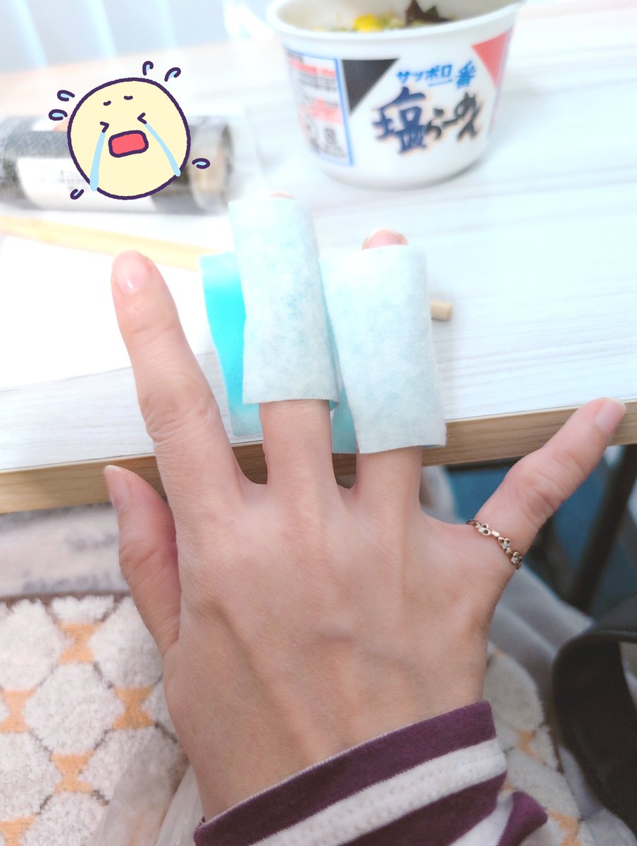 miiko_Palmu's tweet photo. 朝の出来事。
サーモスにほうじ茶の粉入れて、熱湯入れて、ちゃんと蓋して振ったのに、
中の飲み口をセットし忘れてて、熱湯が飛び散った💦💦💦

でも会社休めないから、保冷剤当てて冷やしまくって、熱さまシート巻いてるなう…
水ぶくれも出来てる😱
痛いよーー😭😭😭

跡が残らないこと祈るばかり🫨 https://t.co/5rIQyMoKvq