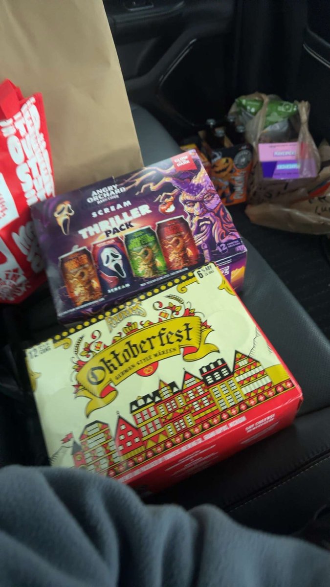sweetheartqeah's tweet photo. About to black out to some Halloween shit #expand https://t.co/0ZZFR3b07J