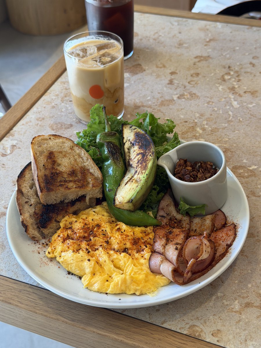 oshun184's tweet photo. 昨日はフォーからのかぼちゃプリン
今日はブランチプレートでカフェ充
午後からはCS見ながらお仕事するぞ〜 https://t.co/4rkT3aWDyF