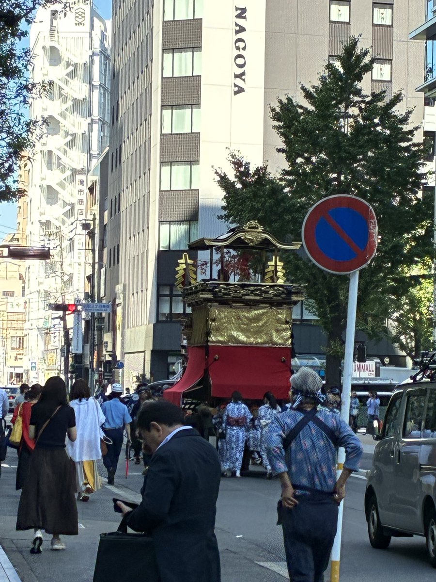 dentaku_C's tweet photo. え〜なになに？😳
休憩でそとに出たらお祭りわっしょいしてるうう🥹
名駅でわっしょい初めてみた🥹 https://t.co/fAxEV4s8zk