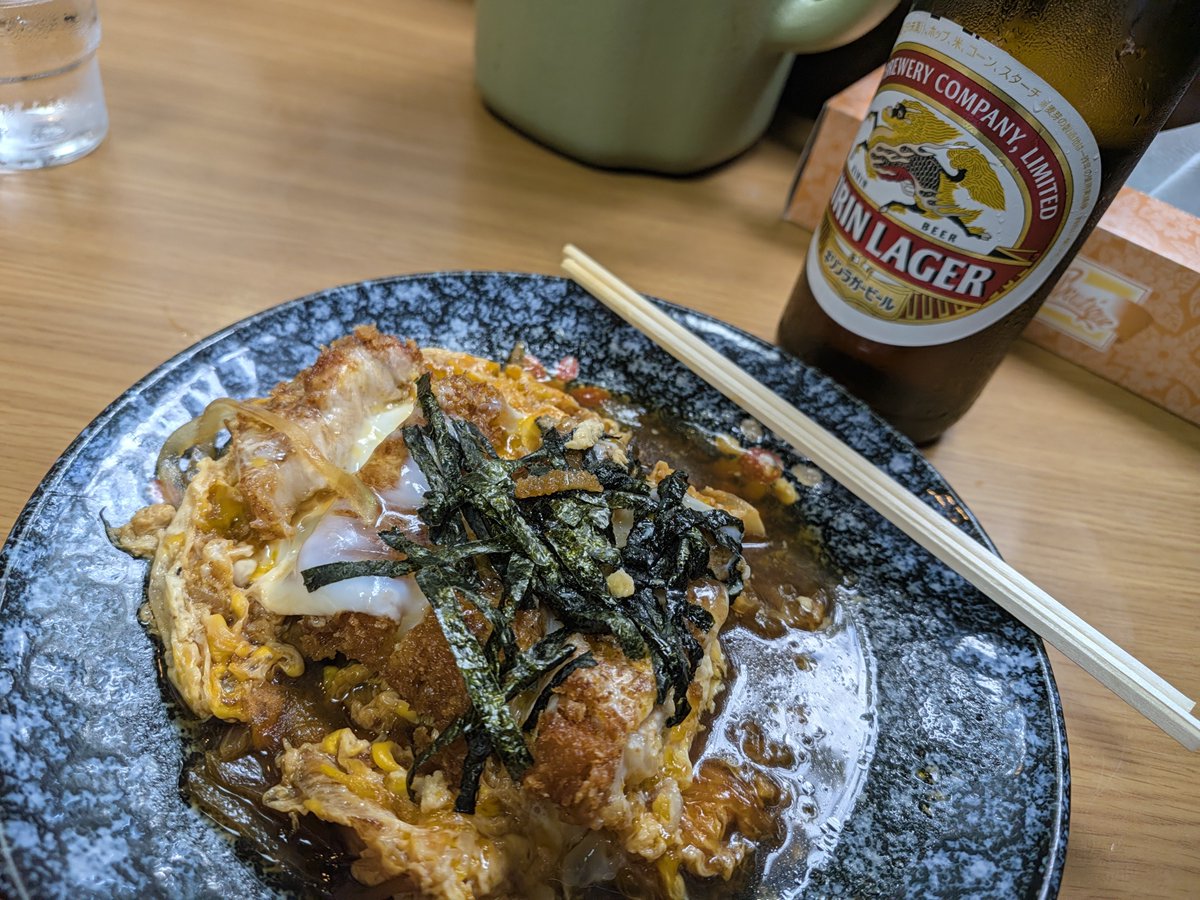 yhayano's tweet photo. 三連休中日晴天の昼下がりにカツ煮、ビール（中瓶）、たぬきそばを幸せと一緒に噛み締める。 https://t.co/lvh83EIAp7
