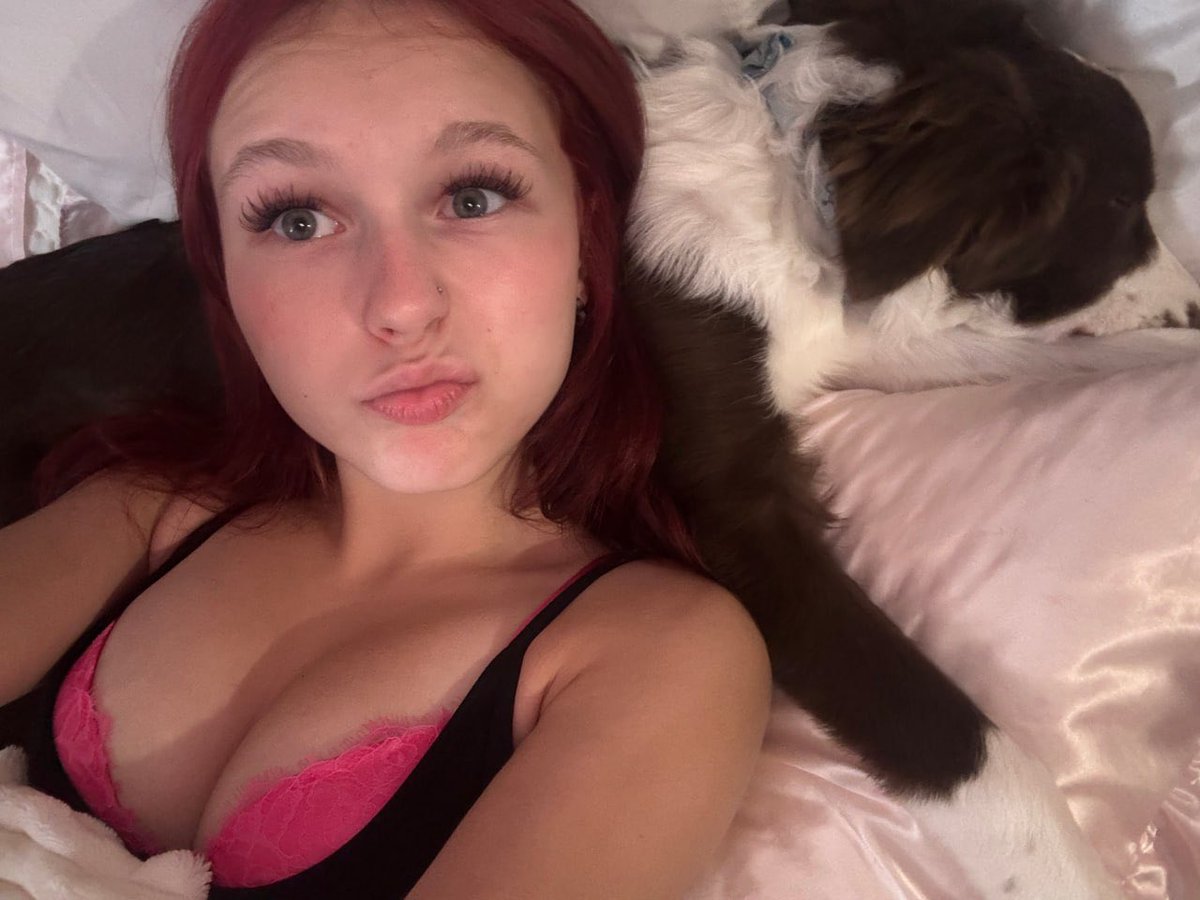 CoralsCipher's tweet photo. petting the baby while ruining ur concentration https://t.co/ryybYtGvKv