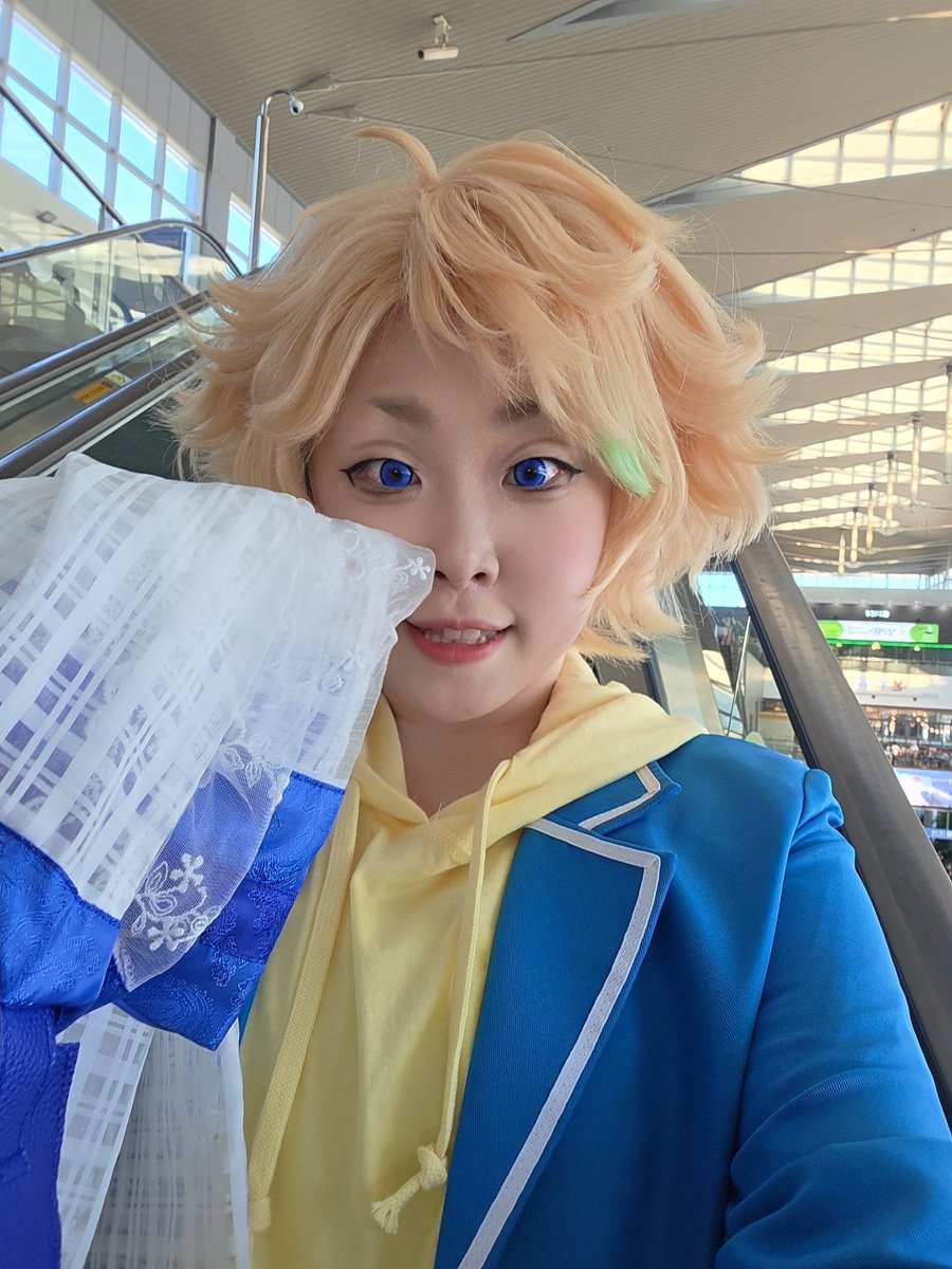 Ravilyn_cos's tweet photo. 아!!!!!!!! 생각났어
블리 망토놓고 왔대서 신발편한 내가 갔다오겠다고 뛰어서 에스컬레이터 올라감 ㅋㅋㅋㅋㅋㅋㅋㅋㅋㅋㅋㅋㅋㅋㅋㅋㅋㅋㅋㅋㅋㅋ
사진은 누나 제가 갖고가요 하려고 찍어놓고 잊은 사진.... https://t.co/RIbmgKawGt