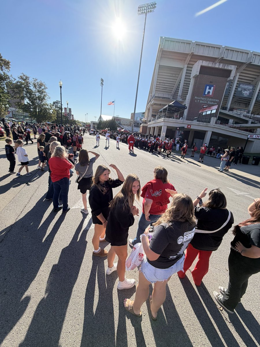HarrisonBates28's tweet photo. Appreciate getting to come to campus and enjoy the game and hospitality special shoutout to  @WKURecruiting @Coach_StrickOL @dltough_8 @Coach_Helton 

Go TOPPS!! 

@coachnatemcpeek @coachjoelwardle https://t.co/8N4M38NUUz