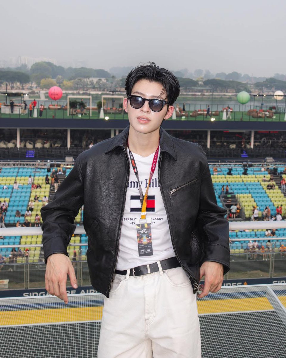 ppnarawinz's tweet photo. 📸 Tommy Hilfiger Thailand FB (1)

PONDPHUWIN TOMMYCAD F1
#TommyHilfigerxPond
#TommyHilfigerxPhuwin

Pond, Phuwin and Fourth capture the moment at Singapore Grand Prix

สัมผัสบรรยากาศสุดเอ็กซ์คลูซีฟ ณ Singapore Grand Prix 2026 ไปพร้อมกับ 3 หนุ่ม ปอนด์, ภูวินทร์ และ โฟร์ท แบรนด์แอมบาสเดอร์ Tommy Hilfiger ที่ถ่ายทอดเสน่ห์ของ American Preppy ท่ามกลางบรรยกาศของมอเตอร์สปอร์ตผ่านลุค Fall 2026 ด้วยเสื้อยืดปักโลโก้ และกางเกงเดนิมทรงตรง เติมเต็มด้วยแจ็คเก็ตหนังหรือแจ็คเก็ตกันลม สะท้อนสไตล์เรียบเท่อันเป็นเอกลักษณ์ของ Tommy Hilfiger

#TommyHilfigerxCadillacF1
#TommyHilfiger #TommyFamily  
#ppnaravit #phuwintang
#ปอนด์ภูวินทร์ #PondPhuwin