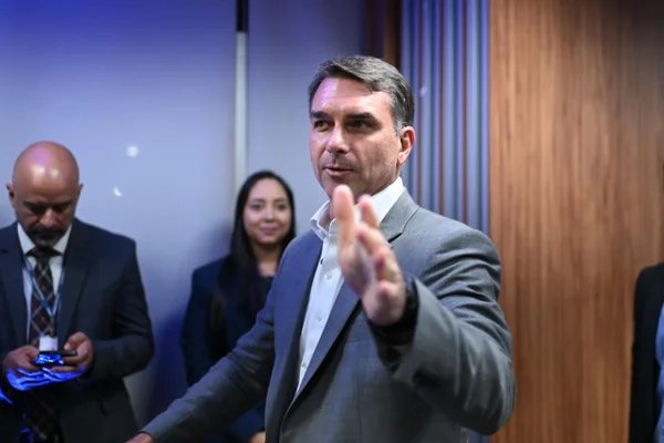 RicardoRoveran's tweet photo. 🚨 URGENTE! PL anuncia que processará milhares de perfis que estão espalhando mentiras contra Flávio Bolsonaro!

"Vai doer no bolso e nem adianta vir chorar depois!" - disse Valdemar Costa Neto. https://t.co/mfBBGyowt3