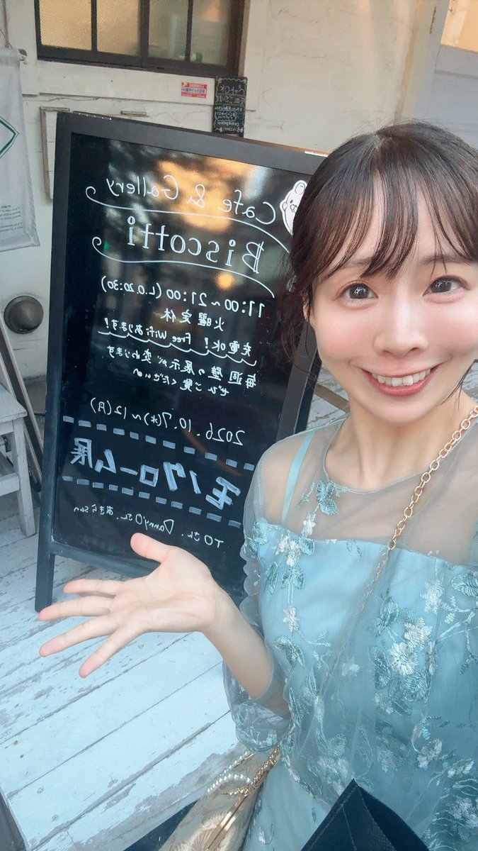 mihawould's tweet photo. 昨日結婚式の後、そのままお隣の駅🚃
☕️カフェ＆ギャラリーBiscotti🖼️@Biscotti_0806 で明日まで開催中の　#モノクローム展　へお邪魔しました☺️🍀駆け足になってしまいましたが、🙇‍♀️
モノクロ写真大好きな私にはとても楽しめる、3人のカメラマンさんの個性と世界観がどれも素敵な雰囲気で、味わい深い展示でした🥹🤍✨
モノクロのしっとりと、静かに深く、時に強く語りかけてくるような魅力やっぱり大好き😊🌈
cocoちゃんにと久しぶりに会えた🫶
そしてとっても心地よいそよ風と美しい光に、また走りながら撮ってた🥹🤳笑