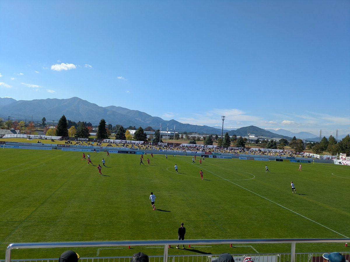 RyuDepor's tweet photo. メインのホーム側はほぼ座るところが無いくらい埋まってるので、アウェイ側に避難 https://t.co/6pD6AI7iWV